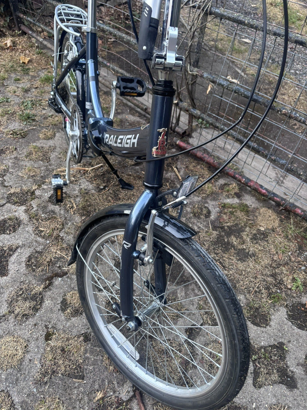 Raleigh Evo 7sp Folding Bike Aluminum Frame, 20" Wheels, 7-Speed with Revo Grip