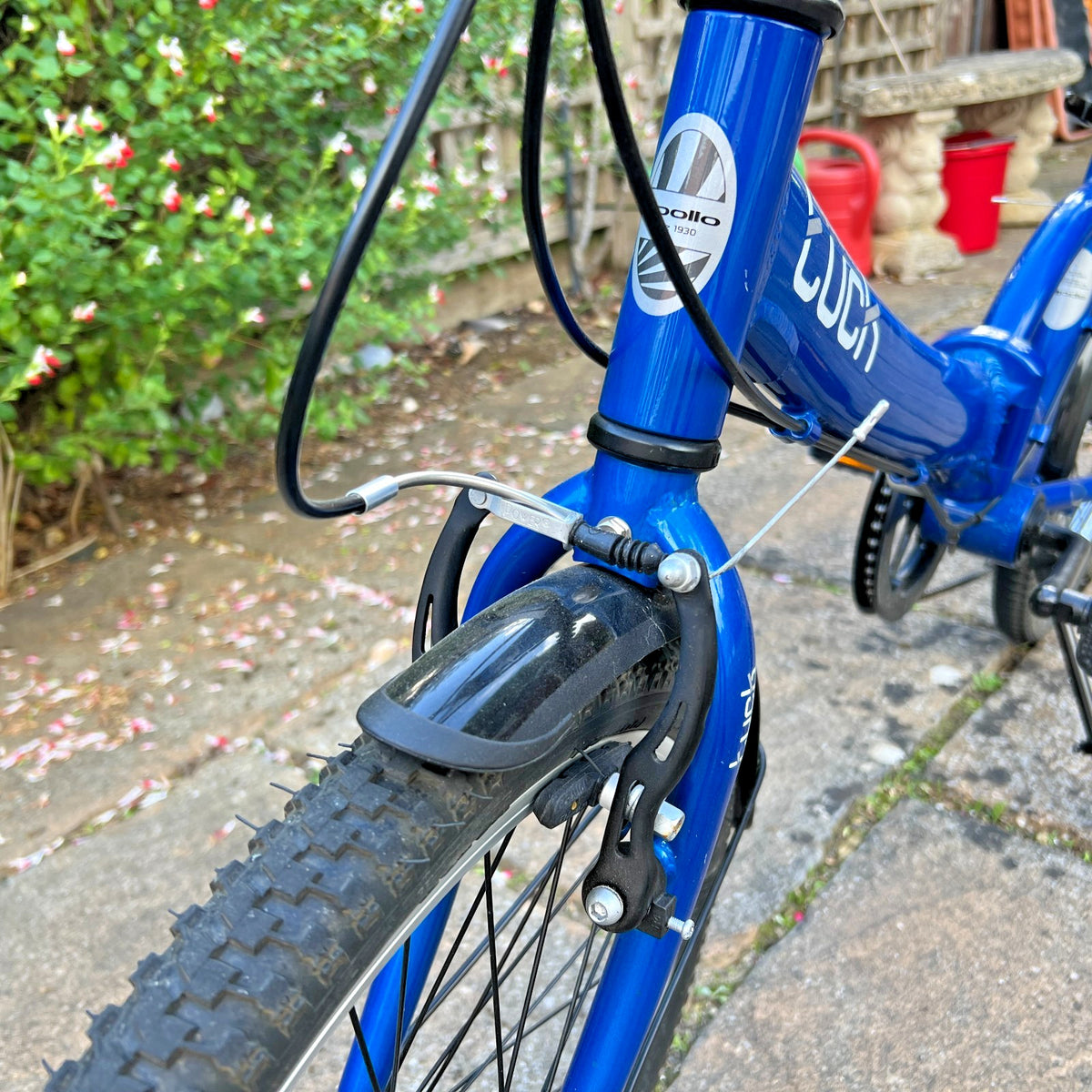 Apollo Tuck Folding Bicycle – Lightweight Steel Frame, 6‑Speed, Compact Fold.