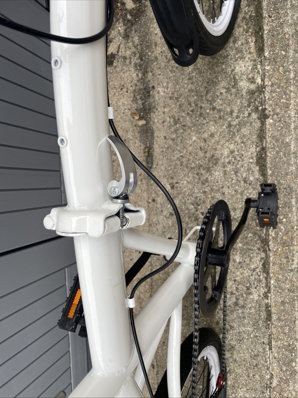 Fold Up Bike With Canvas Carry Bag Used twice Colour White