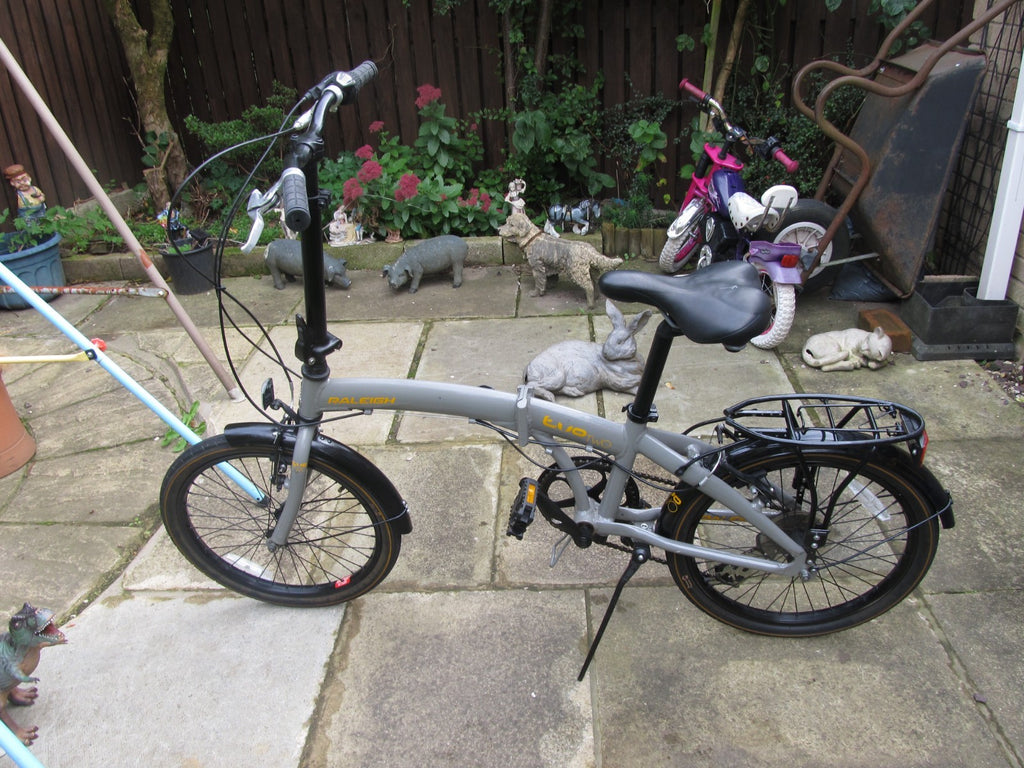 BIKE - FOLDING BIKE - 20 " WHEELS  - UNISEX - VERY GOOD CONDITION