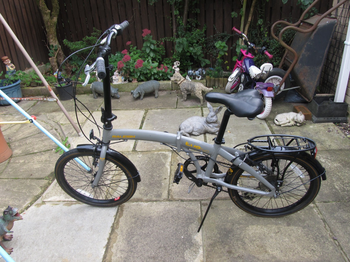 BIKE - FOLDING BIKE - 20 " WHEELS  - UNISEX - VERY GOOD CONDITION