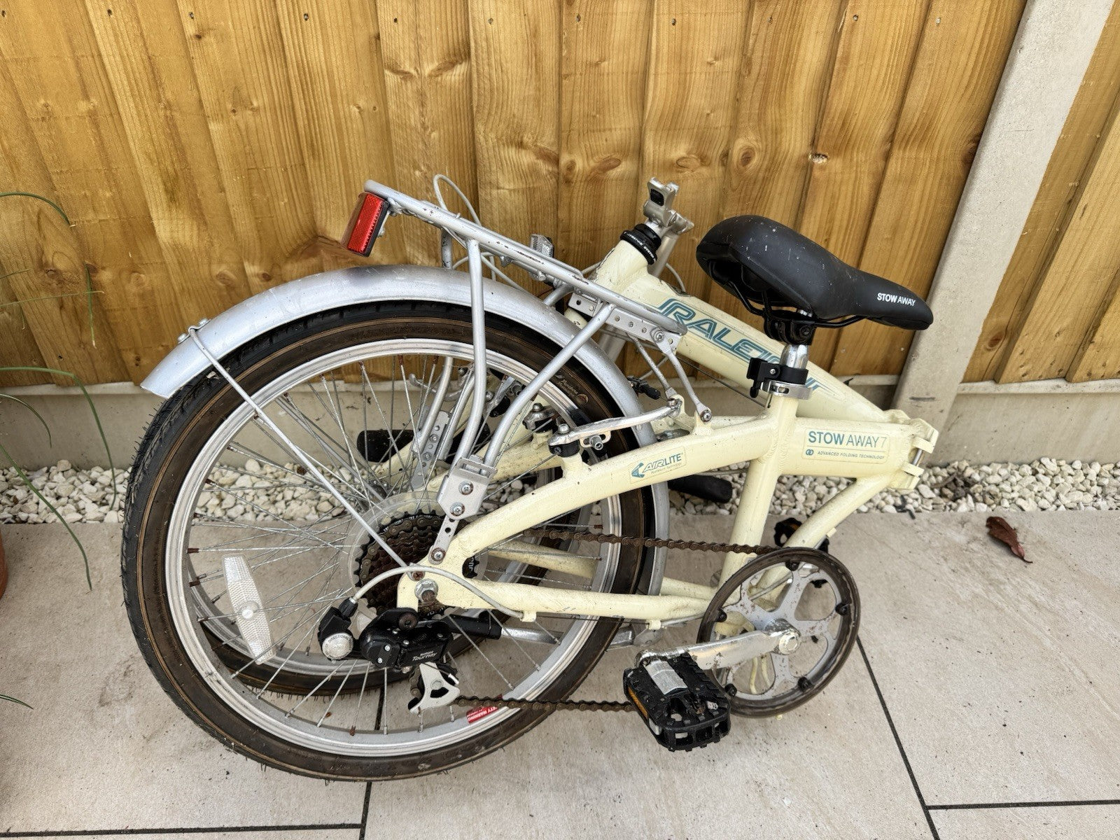 Raleigh Stow Away 7 20in Folding Bike Cream/Silver 7-Speed Rear Rack Mudguards