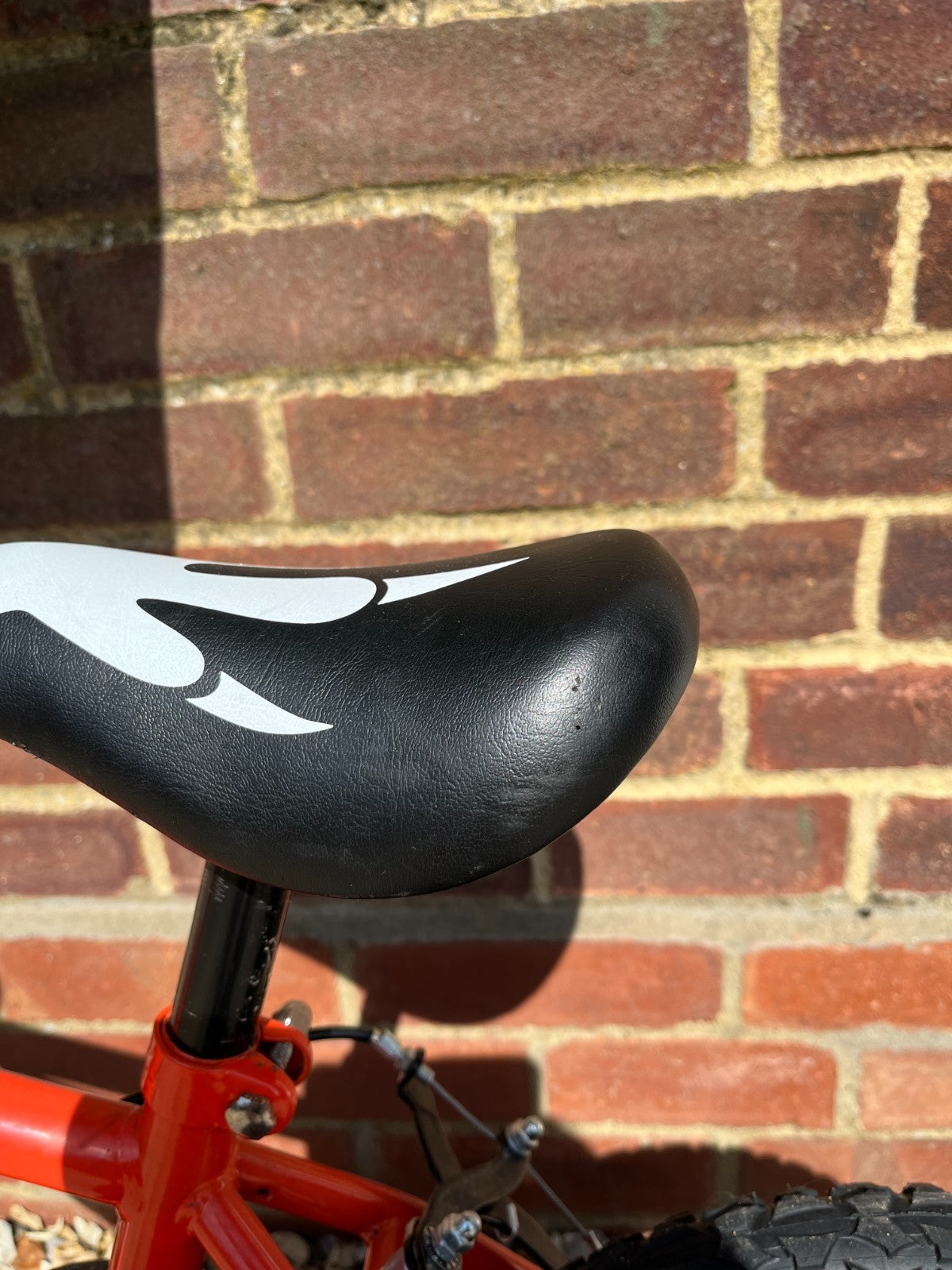 Apollo Claws 14" bike. Clean condition + folding stabilisers!