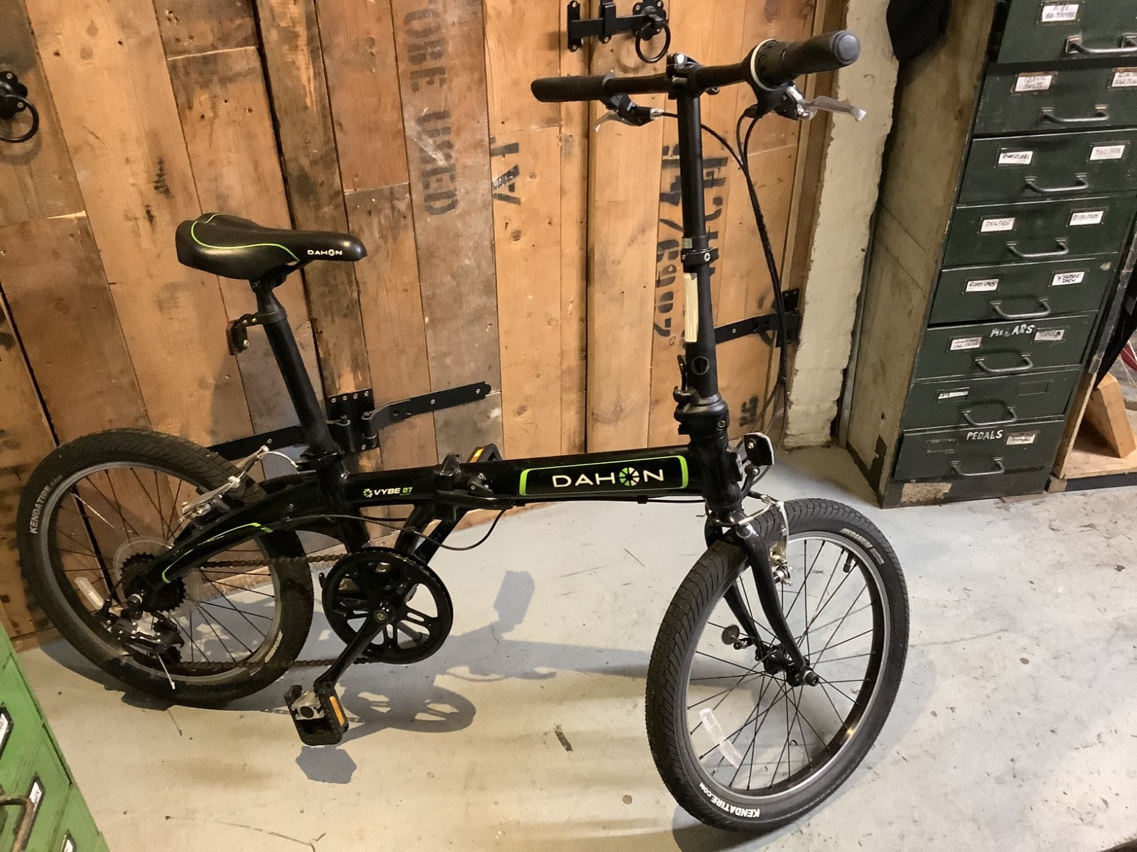 Dahon Vybe City Folding Bike 7-Speed, black