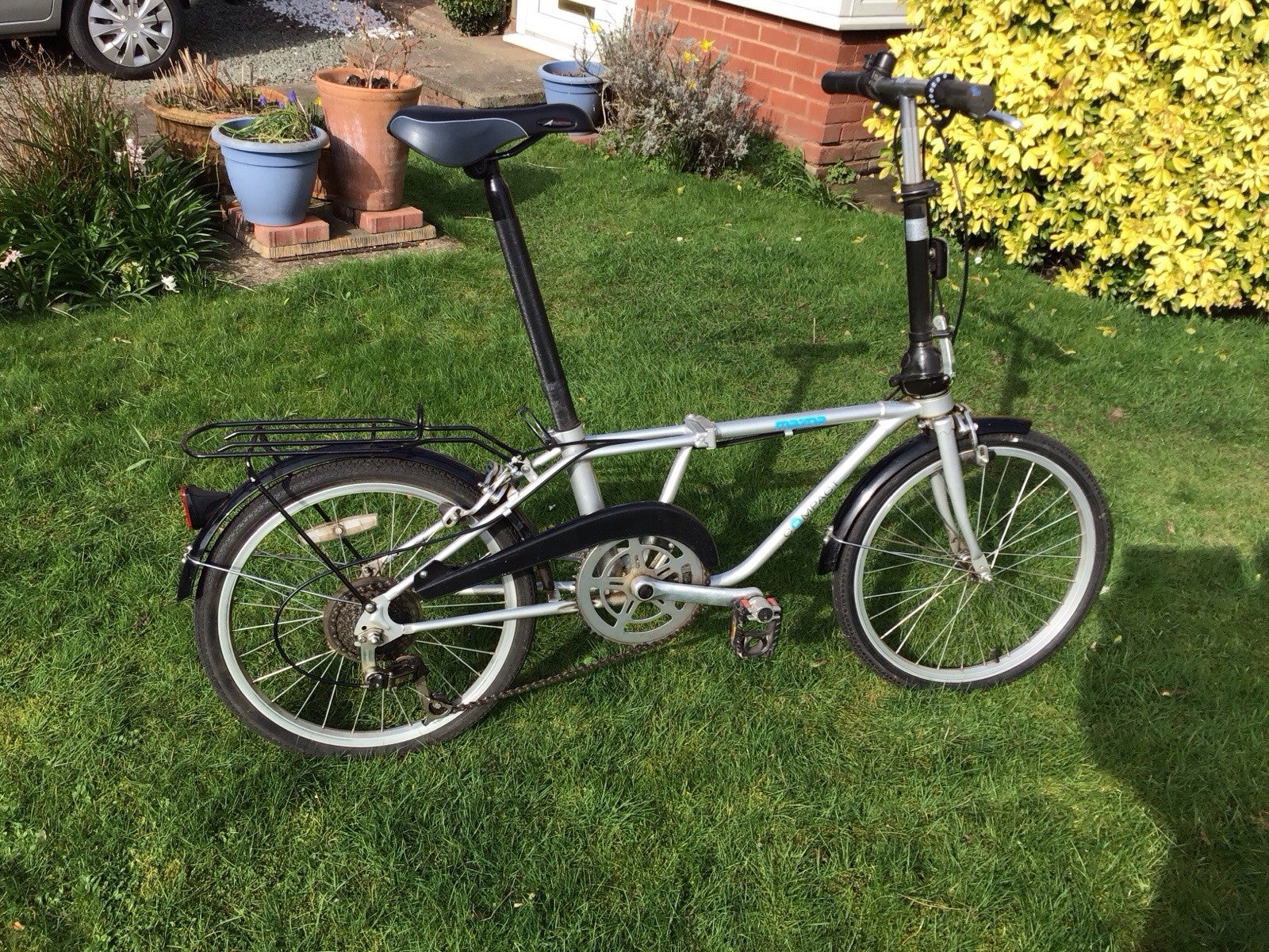 Adult folding bike for sale, unisex made by Dahon. In good condition.