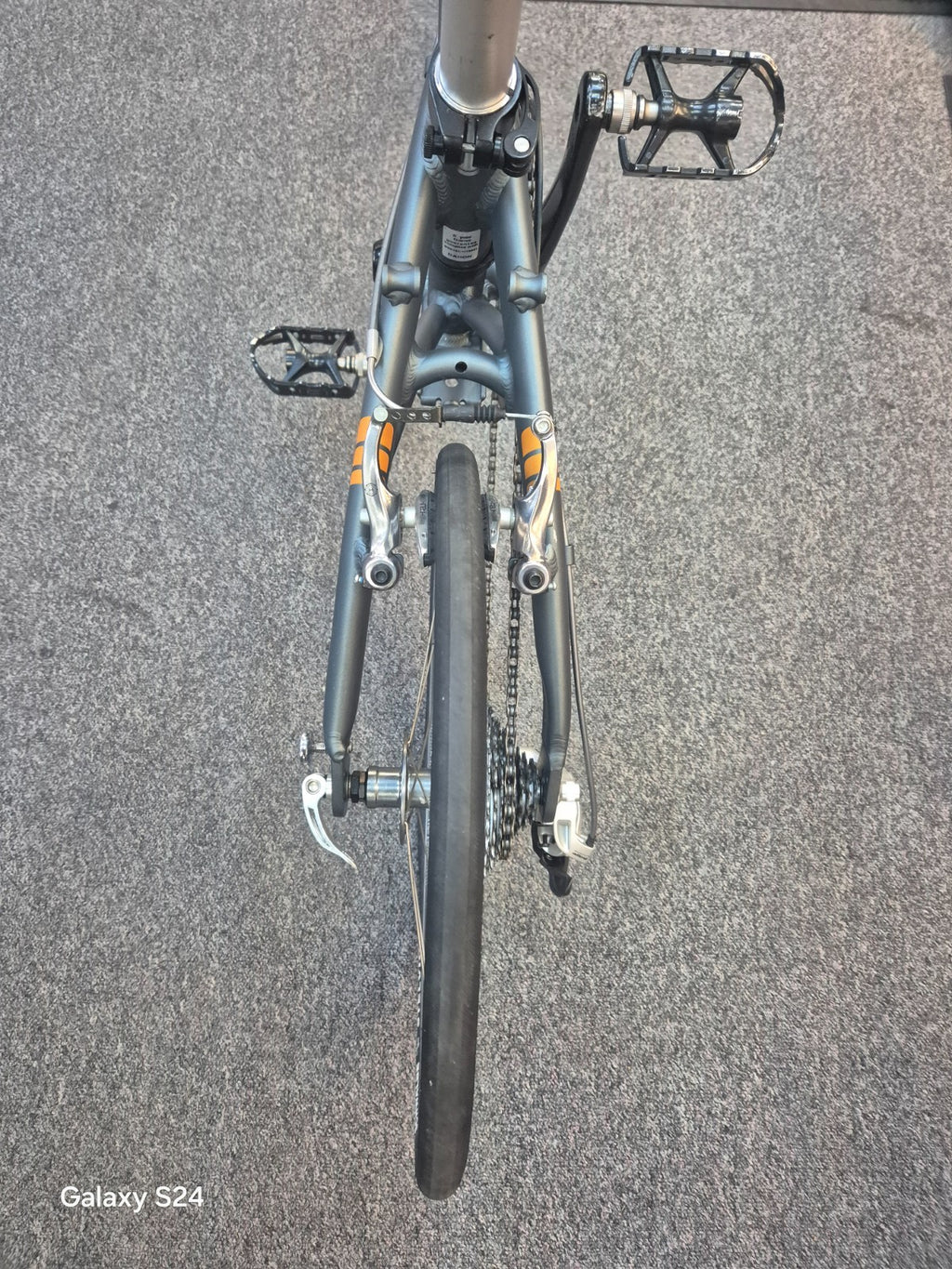 DAHON FOLING BIKE. VERY LIGHT, WITH CARRY BAG - Like Brompton