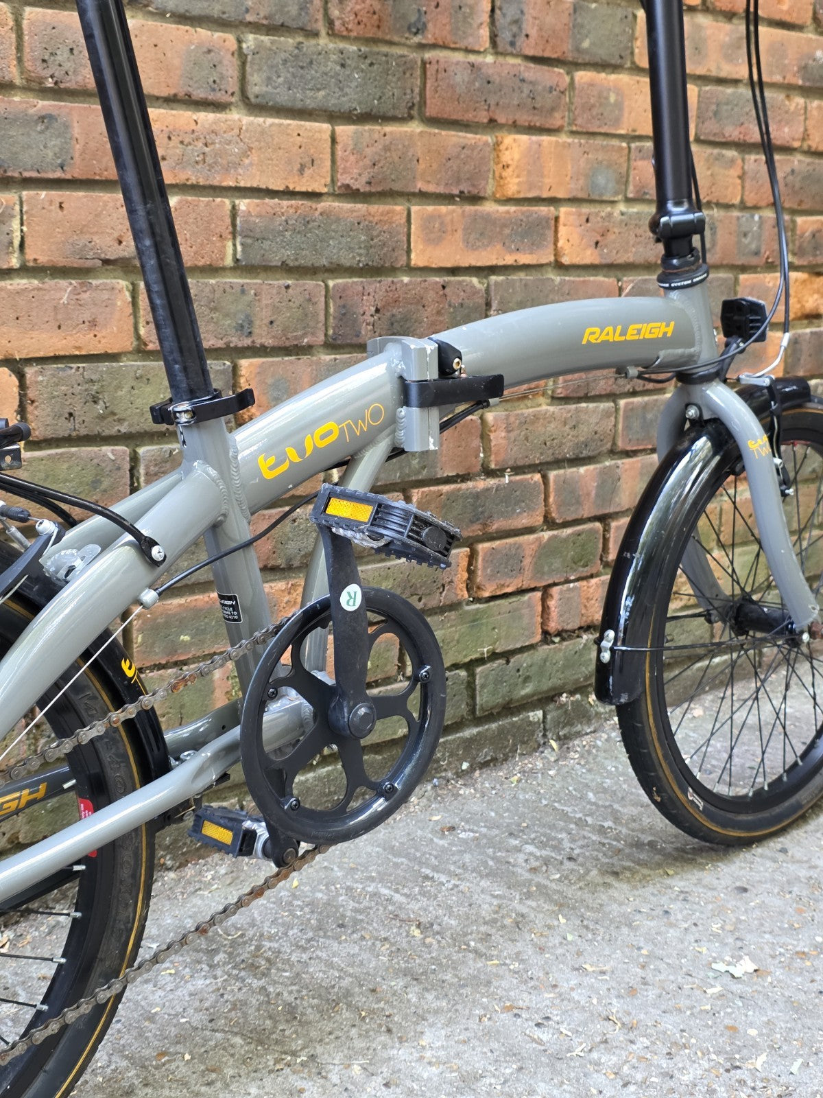 RALEIGH EVO TWO FOLD UP BIKE (20" WHEELS)