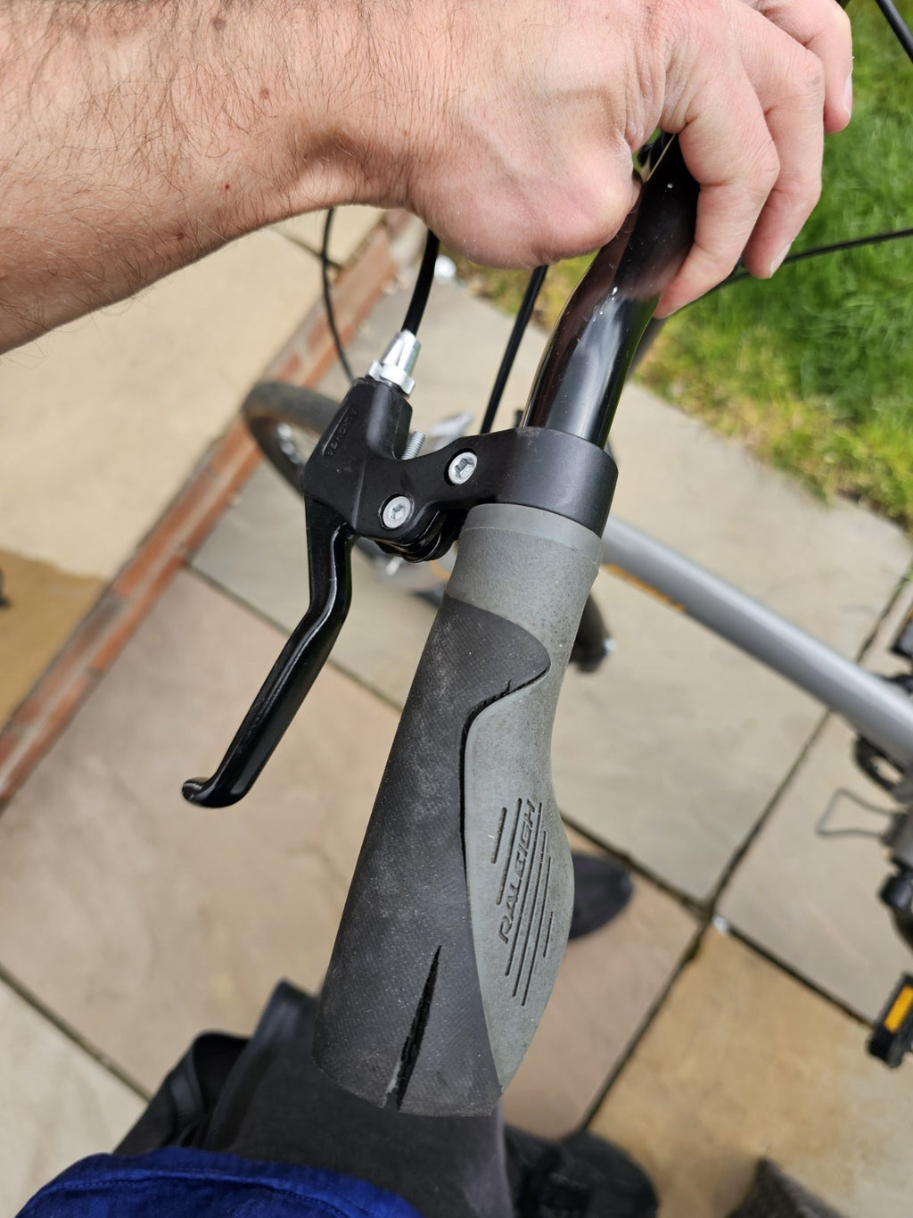 Raleigh Two Two Folding Bike 20" Aluminium Frame, 7-Speed Rear Rack Stand