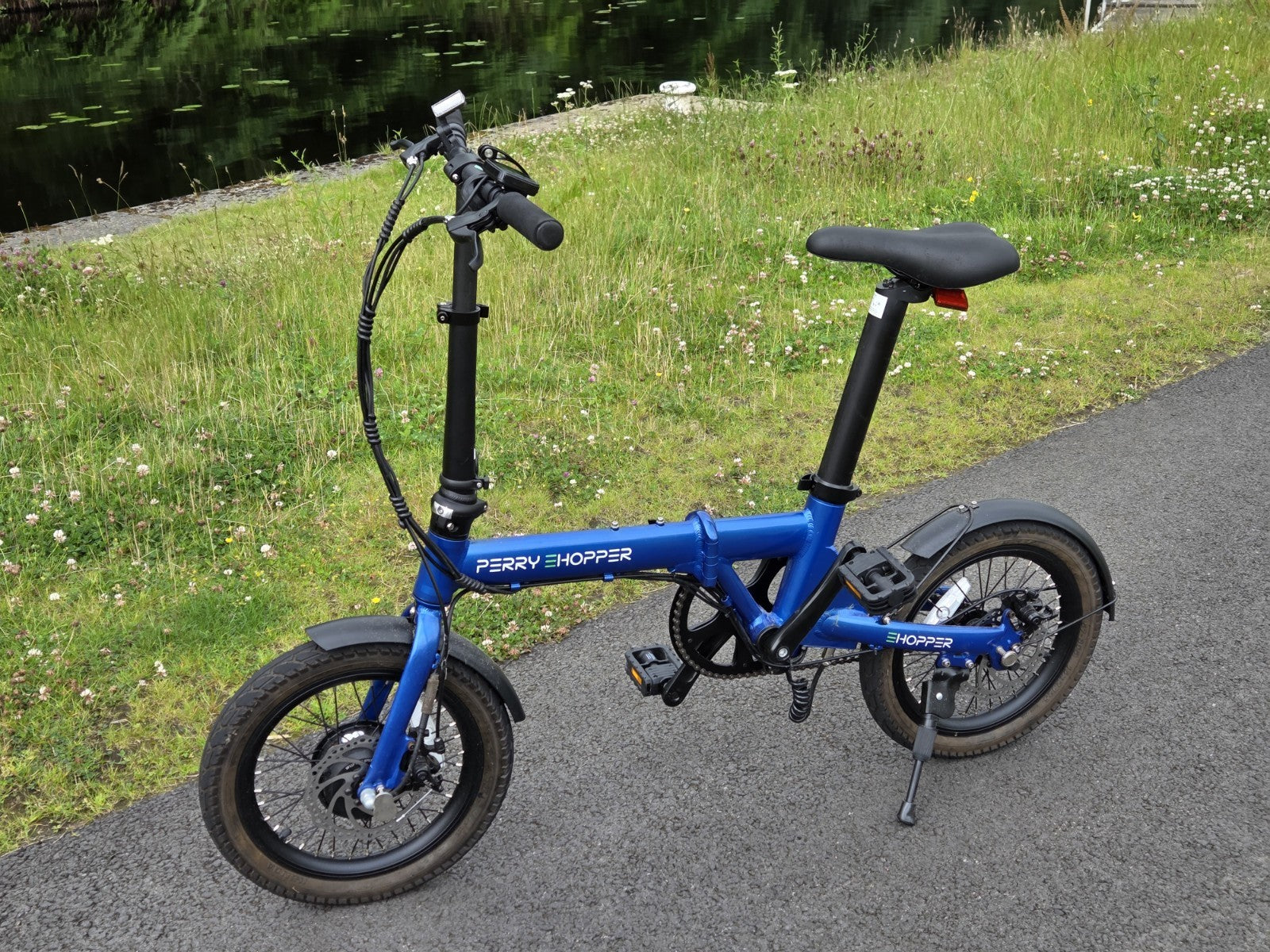 Perry Hopper Folding Bike 16in Blue/Black, Disc Brakes, Foldable, Mudguards
