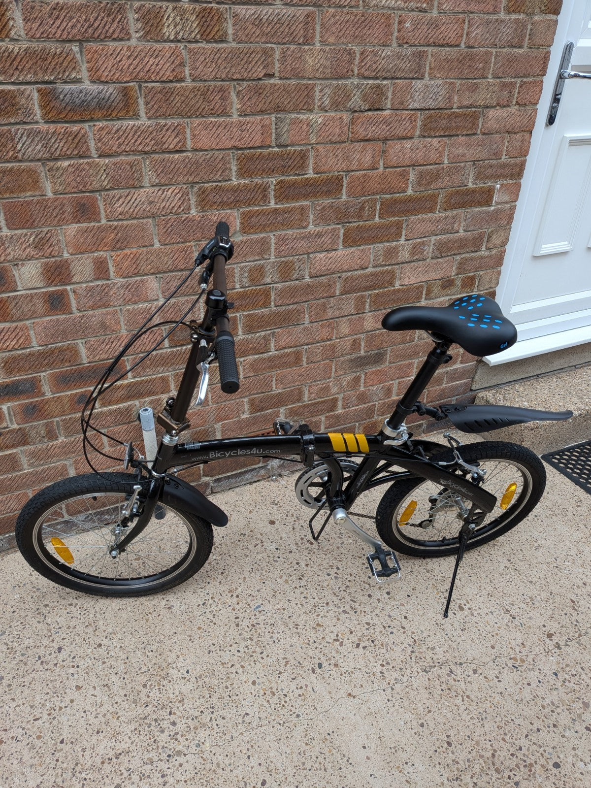 Bicycles4U 20in Folding Bike - 6 Speed Grip Shift, Mudguards, V-Brake