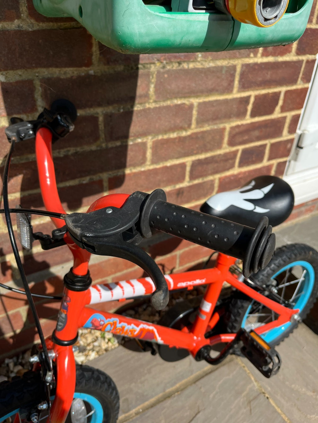 Apollo Claws 14" bike. Clean condition + folding stabilisers!