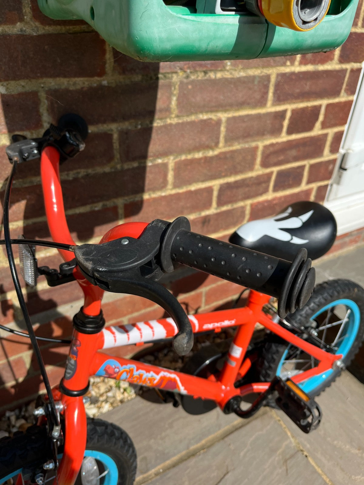 Apollo Claws 14" bike. Clean condition + folding stabilisers!