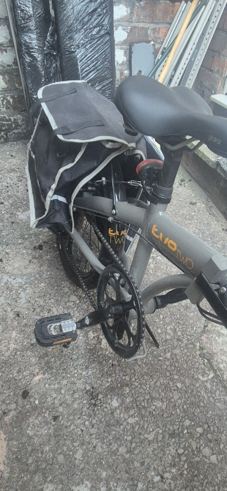 Raleigh Evo 2 is a folding bike featuring 7-speed Shimano gears and a grey frame