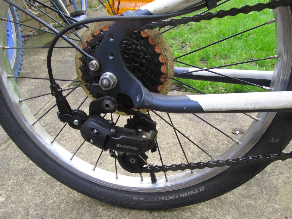 BIKE - FOLDING BIKE - 20 " WHEELS  - UNISEX - VERY GOOD CONDITION