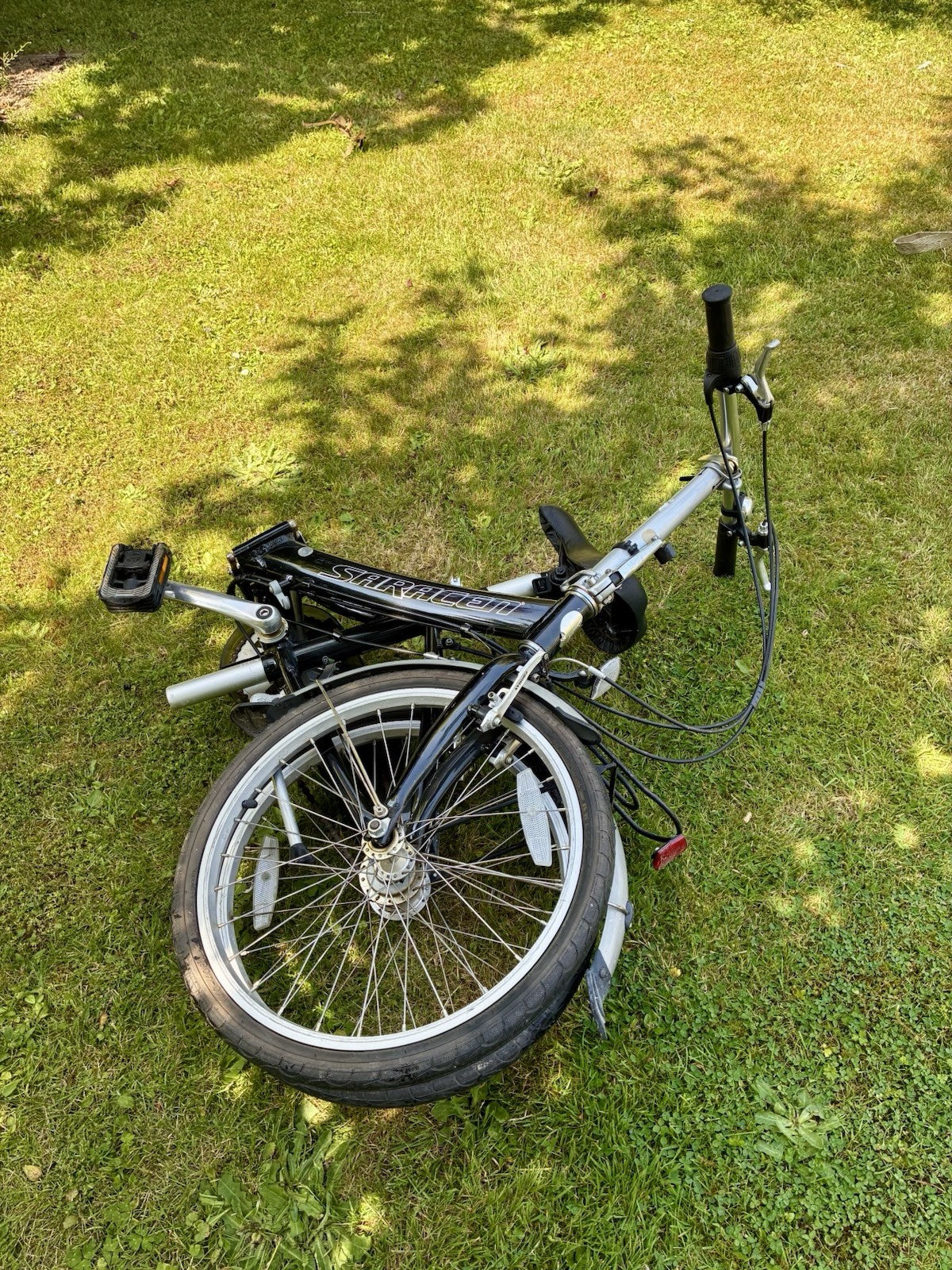 Saracen Compact Folding Bike 20in 3 Speed Black/Silver Rack Mudguards V-Brake