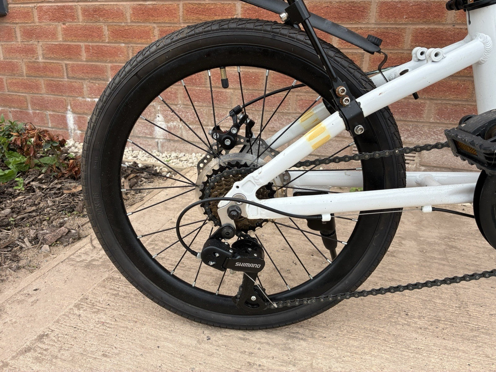 White/Black 20in Folding Bike Medium Frame Mechanical Disc Brakes Rack Guards