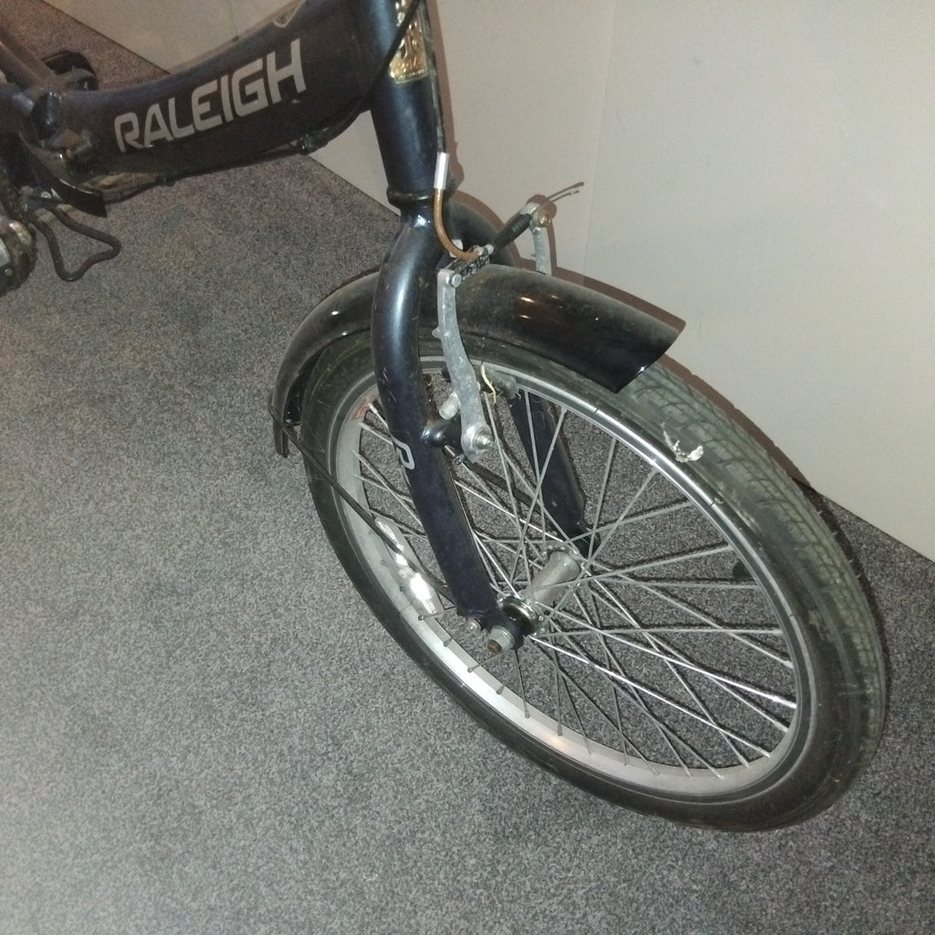 Raleigh EVO 7SP Folding Bike, Aluminum Frame, 20" Wheels, 7 Speed with Revo Grip