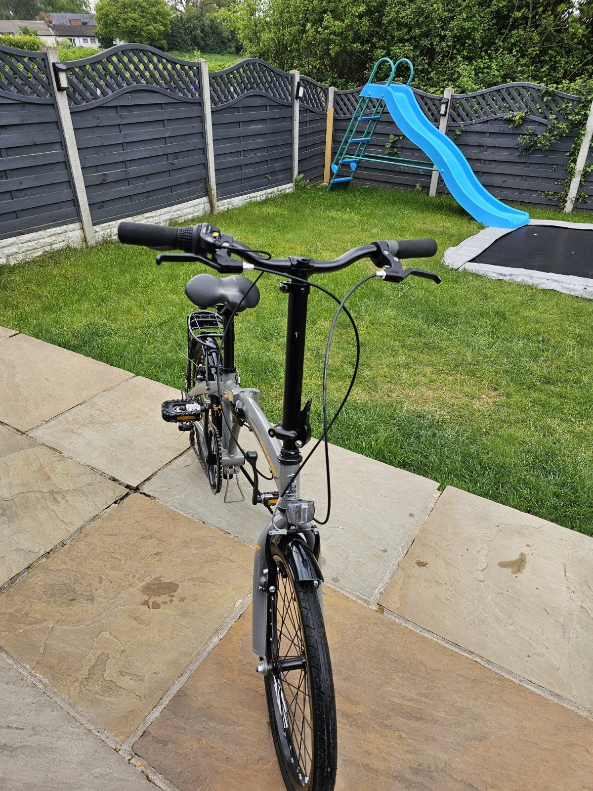 Raleigh Two Two Folding Bike 20" Aluminium Frame, 7-Speed Rear Rack Stand