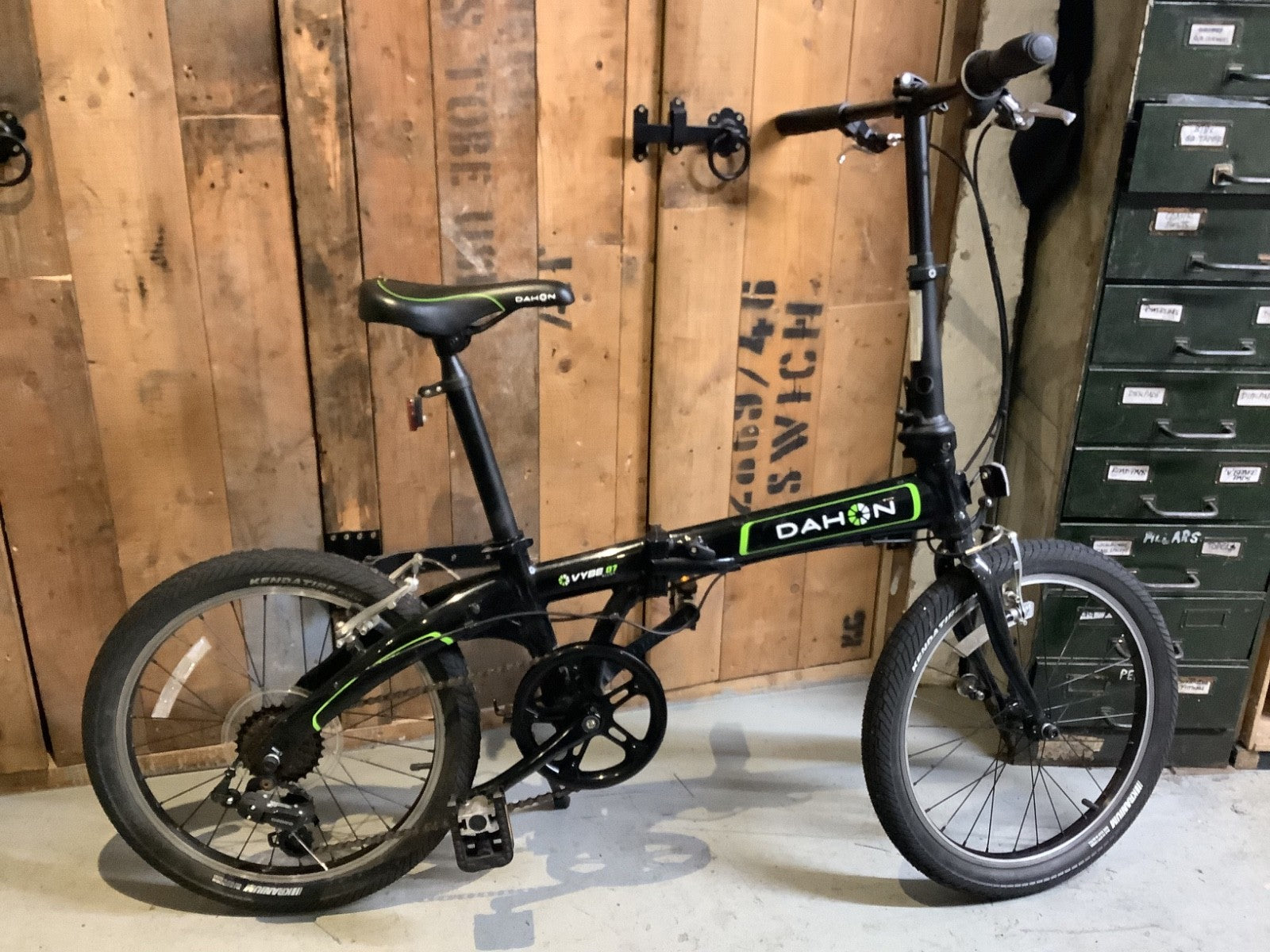 Dahon Vybe City Folding Bike 7-Speed, black