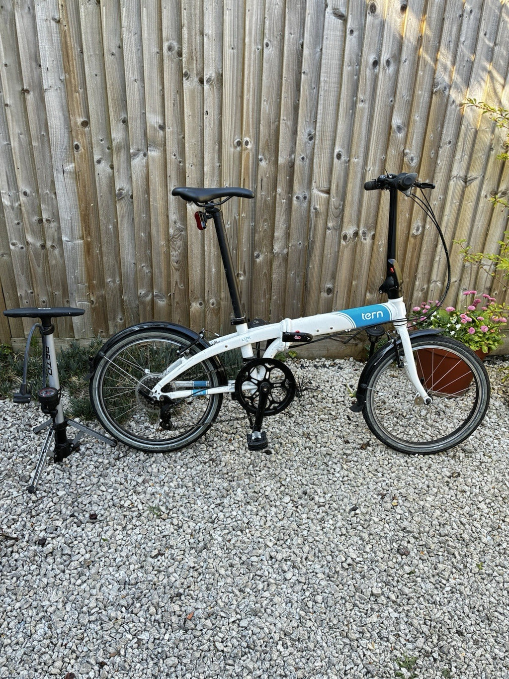 Tern Link D8 Aluminium Folding Bike With Pump. Lightweight And Compact.