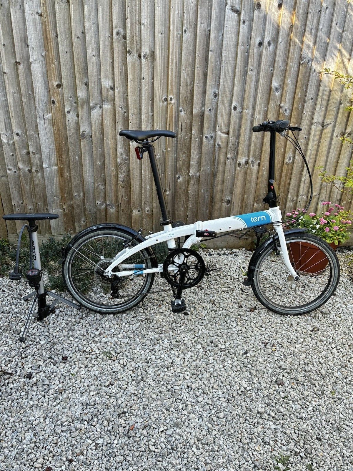 Tern Link D8 Aluminium Folding Bike With Pump. Lightweight And Compact.
