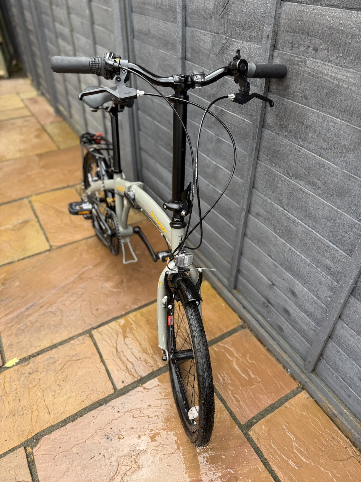 Raleigh Evo 2 Folding Bike - 7 Speed Shimano - 20" Wheels - Grey and accessories
