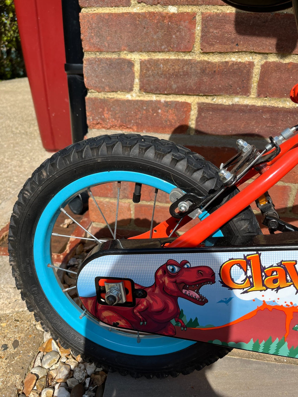 Apollo Claws 14" bike. Clean condition + folding stabilisers!