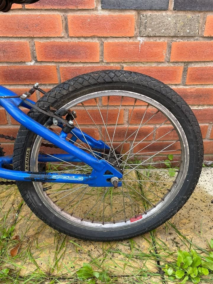 2 x Bikes for Cheap Sale (Universal Stowaway 20' Folding) (Apollo Chaos BMX 20')