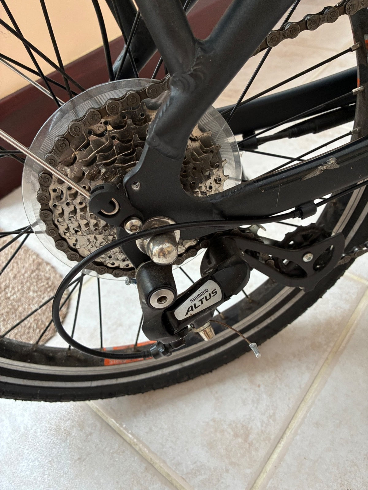 Raleigh Stow E Way Compact 8-Speed Folding E--Bike - Grey (Scratched Frame)