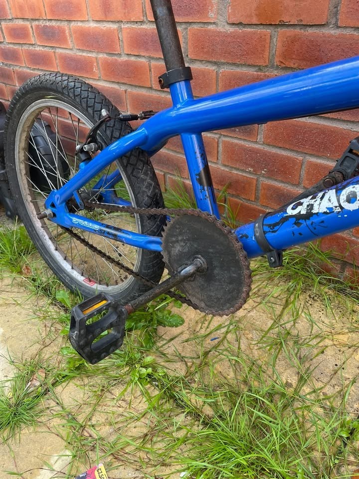 2 x Bikes for Cheap Sale (Universal Stowaway 20' Folding) (Apollo Chaos BMX 20')