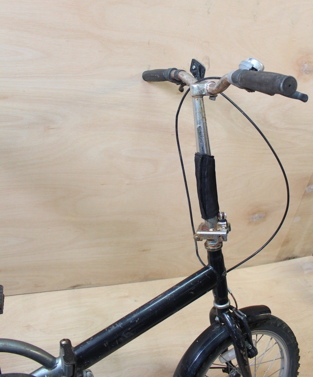 Black compact stowaway folding bike. Good working condition. Shopping. S size