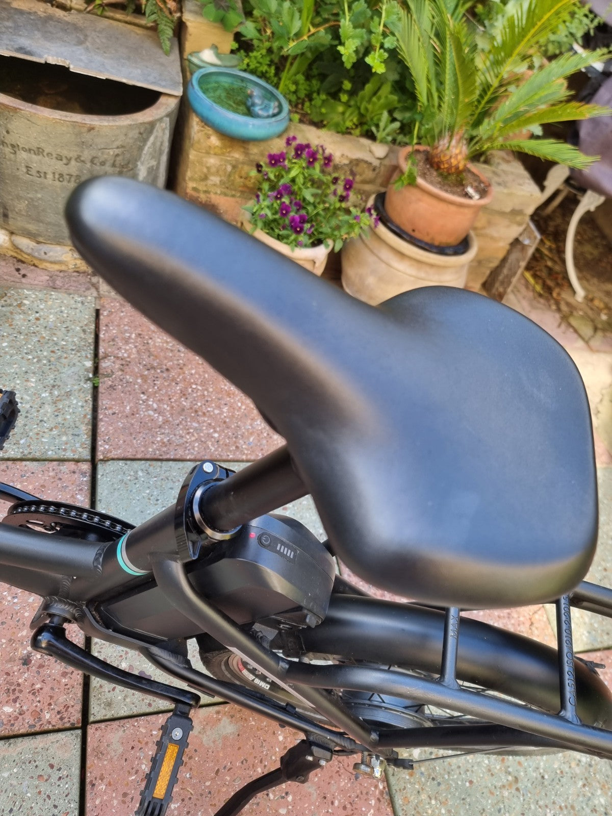 Raleigh Stow--E--Way Compact 8-Speed Folding Bike - Black