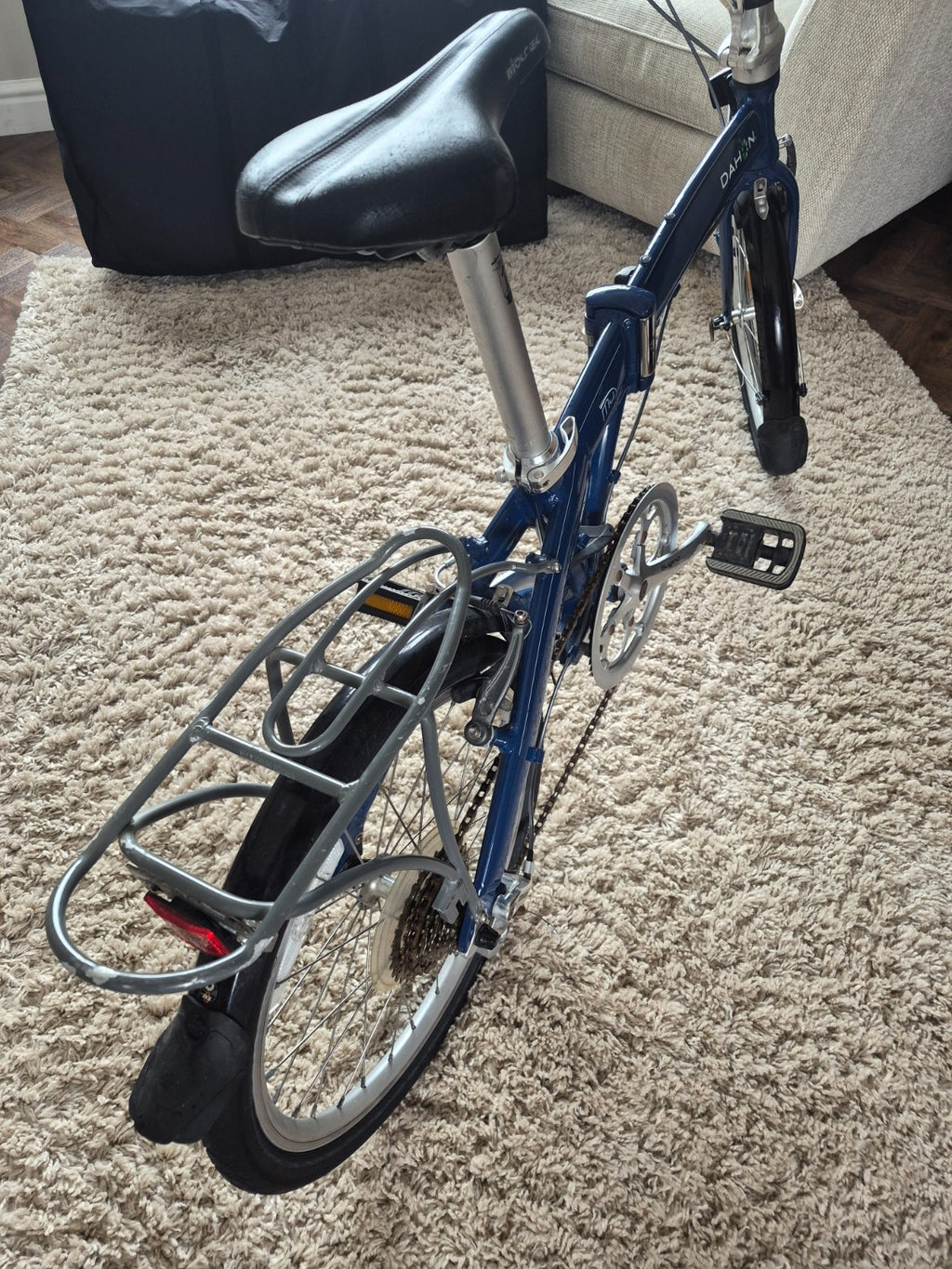 Dahon 2007 MU P8 Folding Bike. Comes with stand and pump in the saddle housing