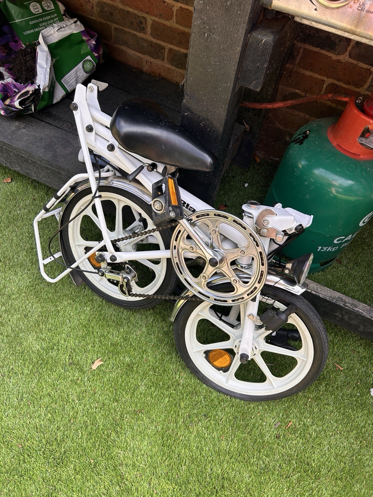 Di Blasi White Folding Bike 20in Wheels with Rear Rack & Carry Bag