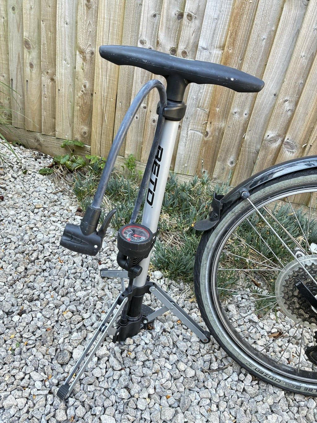 Tern Link D8 Aluminium Folding Bike With Pump. Lightweight And Compact.