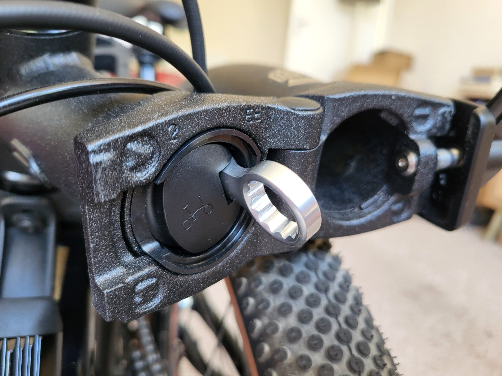 Brompton G Line Medium – Space Black + G Line Lezyne Front Light & Toolkit