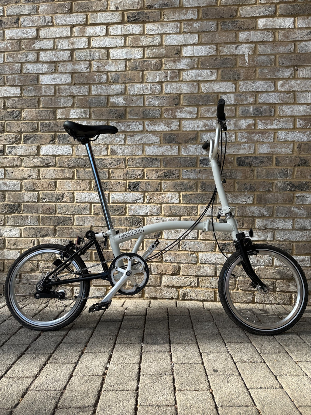 Brompton A Line - White & Black - Mint Super A+ Condition - Worldwide Shipping