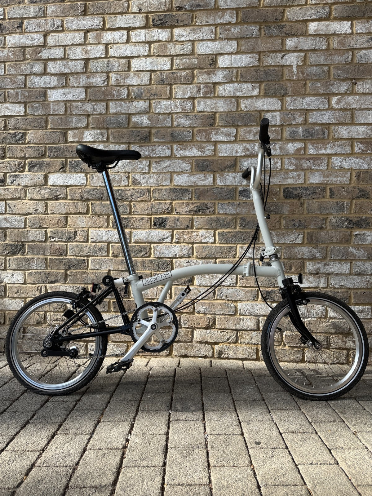 Brompton A Line - White & Black - Mint Super A+ Condition - Worldwide Shipping