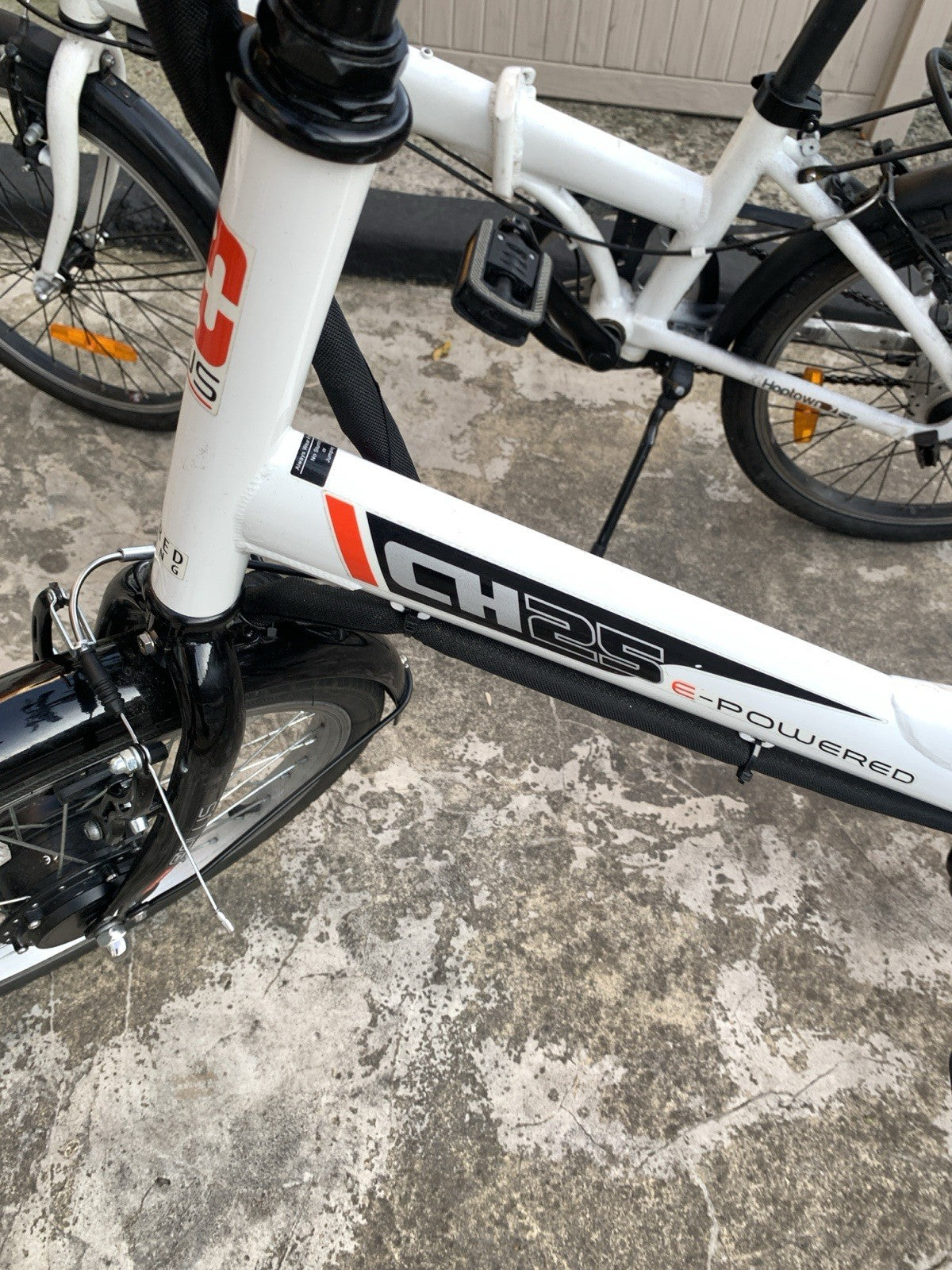 B'Twin Hoptown 7 20in Folding Bike 7-Speed White Rack Mudguards Kickstand