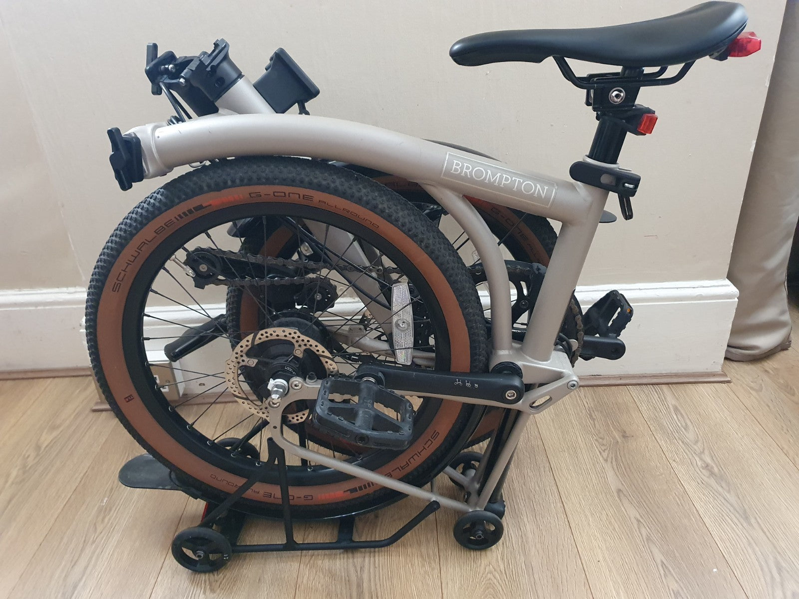 Brompton G Line Medium Folding Bike 8-Speed Traildust White with Roller Frame
