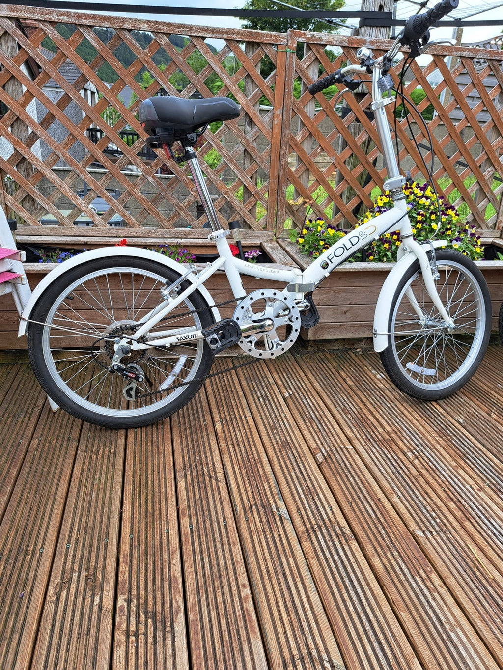 folding bicycle; 5 speed shimano gears, white, 20" wheels, good conditio