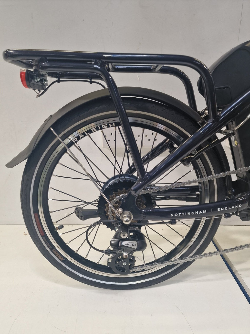 Raleigh Stow--E--Way Folding 7-Speed 20" Wheel Alloy Bike - Blue (Damaged)
