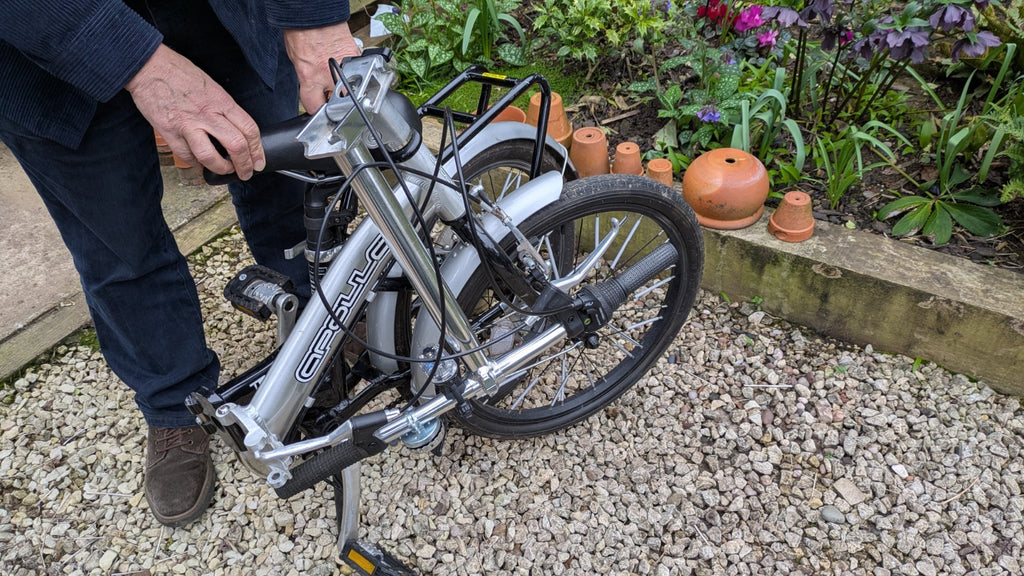 Aluminium Apollo Transition folding bike in good condition with a comfort saddle