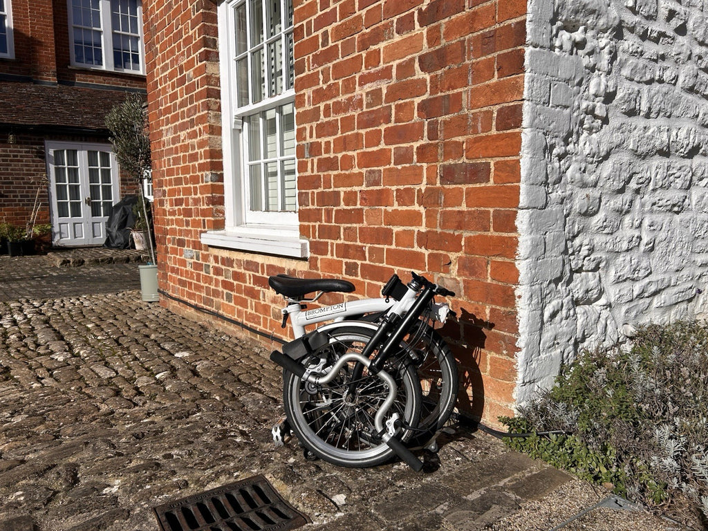 Brompton Folding Bike 16in M White/Black Mudguards Reflectors Front Bag