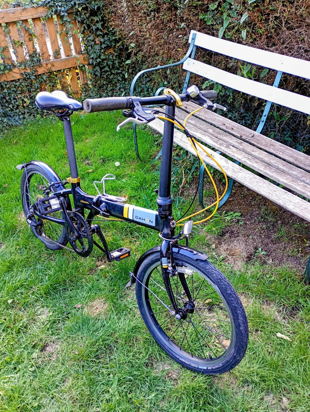 Dahon Vitesse D8 Aluminium Folding Bike 20" Black Wheels, 8-Speed Shimano Altus