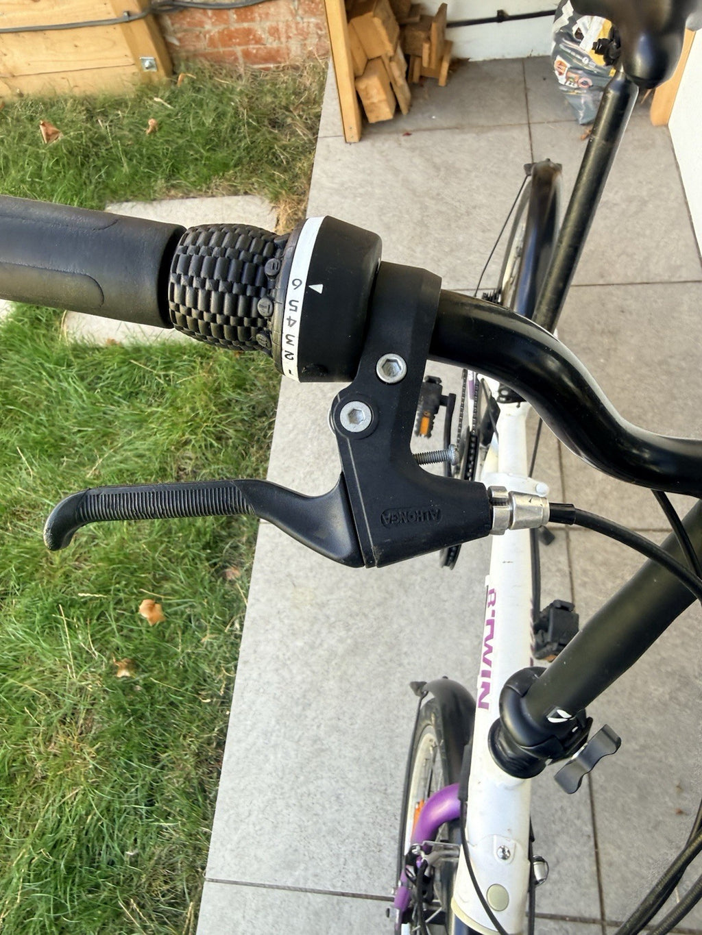 B’TWIN Folding Bike 20in White In SW London Zone 4