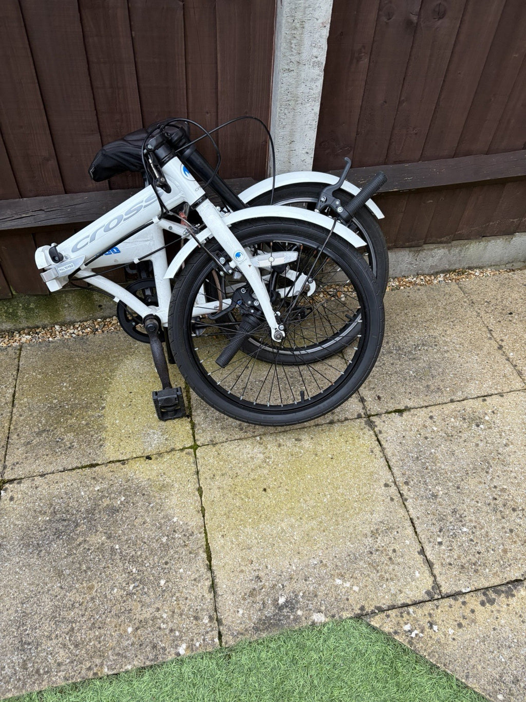 Cross CRF300 Folding Bike 20in White/Black Steel Kickstand Rear Rack