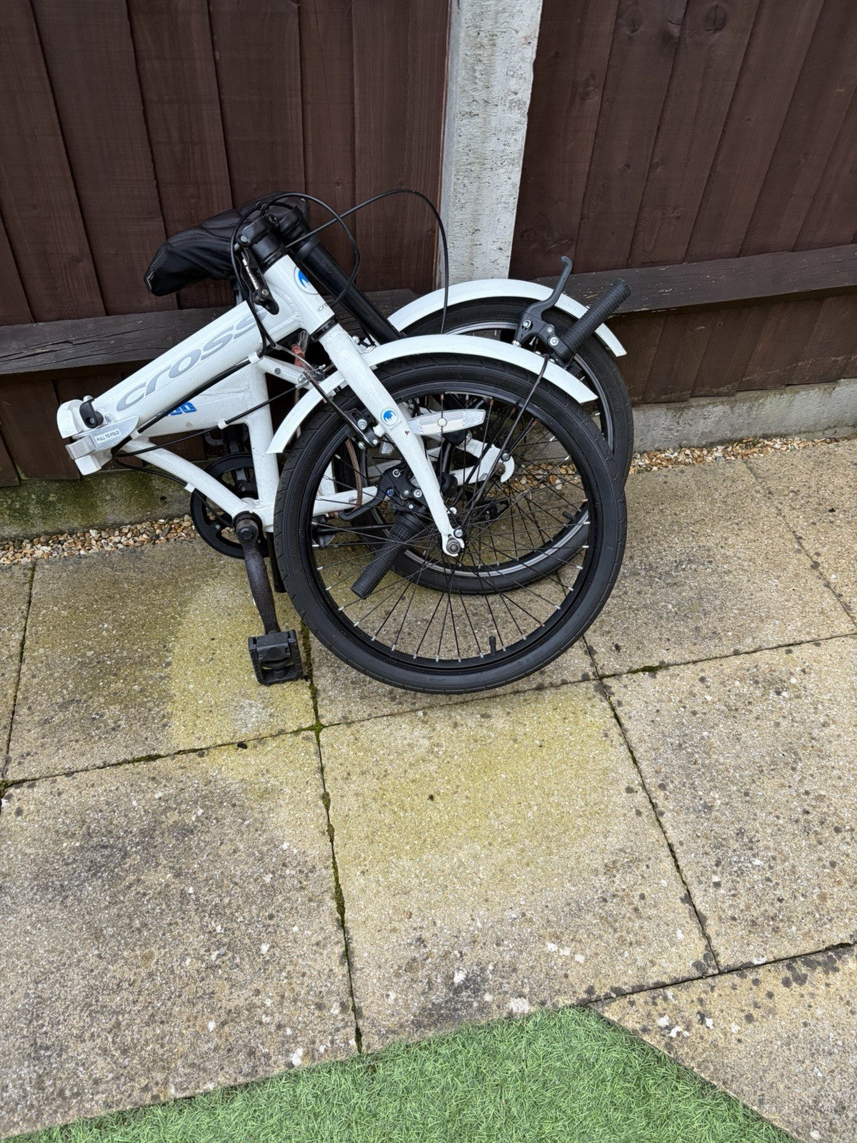 Cross CRF300 Folding Bike 20in White/Black Steel Kickstand Rear Rack
