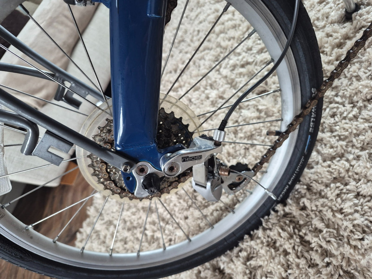 Dahon 2007 MU P8 Folding Bike. Comes with stand and pump in the saddle housing