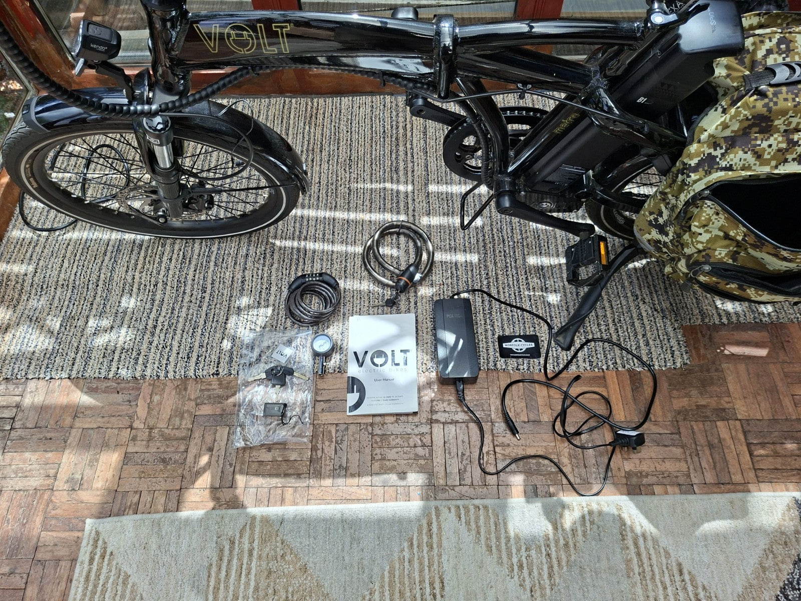Volt metro ~ Black Folding Bike ~ plus extras! only done 470 miles! (EN15194)